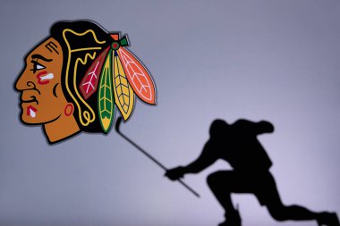 TORONTO, Kanada, 17. Chicago Karaşahin Logosu. Profesyonel NHL hokey oyuncusu golü kutluyor. Siluet fotoğrafı, boşluğu düzenle