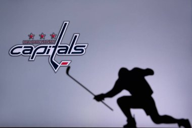 TORONTO, Kanada, 17. Washington Capitals Logosu. Profesyonel NHL hokey oyuncusu golü kutluyor. Siluet fotoğrafı, boşluğu düzenle