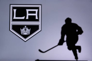 TORONTO, Kanada, 17. Los Angeles Kings Konsepti fotoğrafı. Profesyonel NHL hokey oyuncusunun silueti