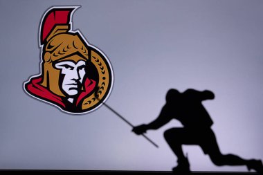 TORONTO, Kanada, 17. Ottawa Senatörleri Logosu. Profesyonel NHL hokey oyuncusu golü kutluyor. Siluet fotoğrafı, boşluğu düzenle