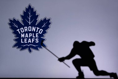 TORONTO, Kanada, 17. Toronto Maple Leafs logosu. Profesyonel NHL hokey oyuncusu golü kutluyor. Siluet fotoğrafı, boşluğu düzenle