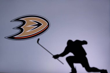 TORONTO, Kanada, 17. Anaheim Ördekleri Logosu. Profesyonel NHL hokey oyuncusu golü kutluyor. Siluet fotoğrafı, boşluğu düzenle