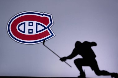 TORONTO, Kanada, 17. Montreal Kanadalı Logosu. Profesyonel NHL hokey oyuncusu golü kutluyor. Siluet fotoğrafı, boşluğu düzenle