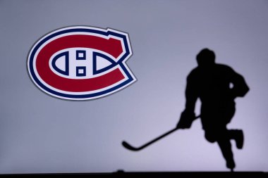 TORONTO, Kanada, 17. Montreal Kanadalılarının konsept fotoğrafı. Profesyonel NHL hokey oyuncusunun silueti