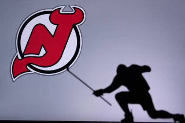 TORONTO, Kanada, 17. New Jersey Şeytani Logosu. Profesyonel NHL hokey oyuncusu golü kutluyor. Siluet fotoğrafı, boşluğu düzenle