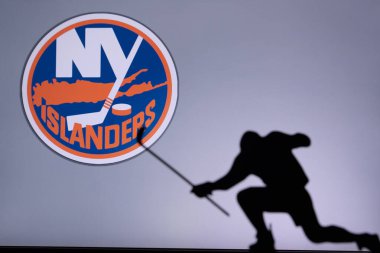 TORONTO, Kanada, 17. New York Adalılarının Logosu. Profesyonel NHL hokey oyuncusu golü kutluyor. Siluet fotoğrafı, boşluğu düzenle