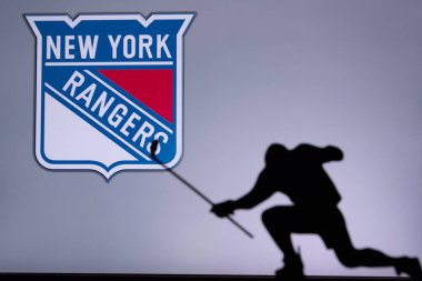 TORONTO, Kanada, 17. New York Rangers Logosu. Profesyonel NHL hokey oyuncusu golü kutluyor. Siluet fotoğrafı, boşluğu düzenle