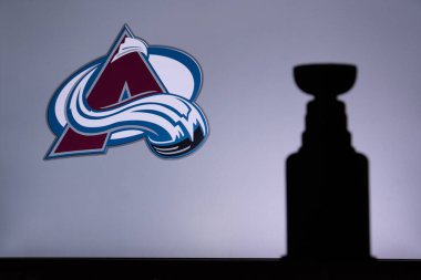 TORONTO, Kanada, 17. Colorado Avalanchelogo, NHL kulübünün logosu ekranda. Stenley Kupası Kupa Silueti.