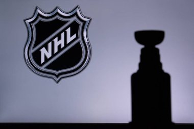 TORONTO, Kanada, 17. NHL kulübünün Ulusal Hokey Ligi Logosu ekranda. Stenley Kupası Kupa Silueti.