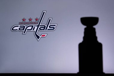 TORONTO, Kanada, 17. NHL kulübünün Washington CapitalsLogo 'su ekranda. Stenley Kupası Kupa Silueti.