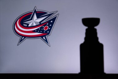 TORONTO, Kanada, 17. Ekranda NHL kulübünün Kolomb Blue JacketsLogo 'su var. Stenley Kupası Kupa Silueti.