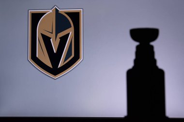 TORONTO, Kanada, 17. NHL kulübünün Vegas Altın Şövalye Logosu ekranda. Stenley Kupası Kupa Silueti.
