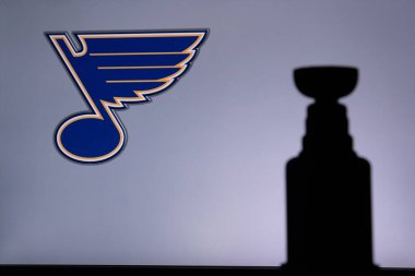 TORONTO, Kanada, 17. Ekranda NHL kulübünün St. Louis BluesLogo 'su var. Stenley Kupası Kupa Silueti.