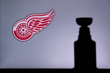TORONTO, Kanada, 17. NHL kulübünün Detroit Red WingsLogo 'su ekranda. Stenley Kupası Kupa Silueti.