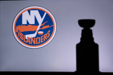 TORONTO, Kanada, 17. Ekranda NHL kulübünün New York Islanders Logosu var. Stenley Kupası Kupa Silueti.