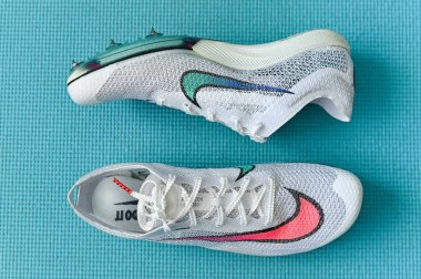 NEW YORK, ABD, 13 AĞUSTOS 2020: Nike Air Zoom Victory, Tokyo 2021 yaz olimpiyatları için mesafe sıçraması. Beyaz renk, Nike Atomörgü üstte. Tartışmalı profesyonel koşu ayakkabıları..