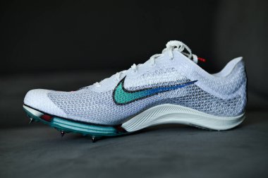 NEW YORK, ABD, 13 AĞUSTOS 2020: Nike Air Zoom Victory, Tokyo 2021 yaz olimpiyatları için mesafe sıçraması. Beyaz renk, Nike Atomörgü üstte. Tartışmalı profesyonel koşu ayakkabıları..