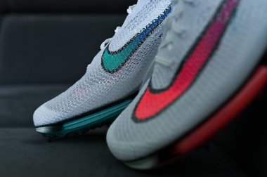 NEW YORK, ABD, 13 AĞUSTOS 2020: Nike Air Zoom Victory, Tokyo 2021 yaz olimpiyatları için mesafe sıçraması. Beyaz renk, Nike Atomörgü üstte. Tartışmalı profesyonel koşu ayakkabıları..
