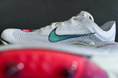 NEW YORK, ABD, 13 AĞUSTOS 2020: Nike Air Zoom Victory, Tokyo 2021 yaz olimpiyatları için mesafe sıçraması. Beyaz renk, Nike Atomörgü üstte. Tartışmalı profesyonel koşu ayakkabıları..