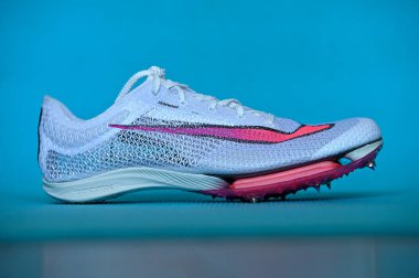 NEW YORK, ABD, 13 AĞUSTOS 2020: Nike Air Zoom Victory, Tokyo 2021 yaz olimpiyatları için mesafe sıçraması. Beyaz renk, Nike Atomörgü üstte. Tartışmalı profesyonel koşu ayakkabıları..