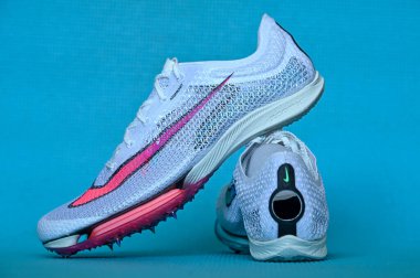 NEW YORK, ABD, 13 AĞUSTOS 2020: Nike Air Zoom Victory, Tokyo 2021 yaz olimpiyatları için mesafe sıçraması. Beyaz renk, Nike Atomörgü üstte. Tartışmalı profesyonel koşu ayakkabıları..