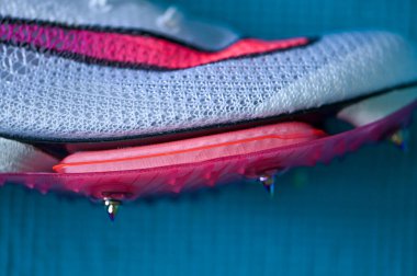 NEW YORK, ABD, 13 AĞUSTOS 2020: Nike Air Zoom Victory, Tokyo 2021 yaz olimpiyatları için mesafe sıçraması. Beyaz renk, Nike Atomörgü üstte. Tartışmalı profesyonel koşu ayakkabıları..