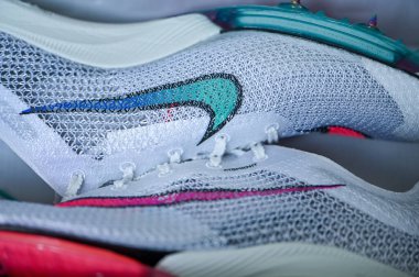 NEW YORK, ABD, 13 AĞUSTOS 2020: Nike Air Zoom Victory, Tokyo 2021 yaz olimpiyatları için mesafe sıçraması. Beyaz renk, Nike Atomörgü üstte. Tartışmalı profesyonel koşu ayakkabıları..