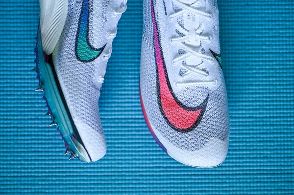 2020年8月13日 Nike Air Zoom Victory 2021年夏季奥林匹克运动会的长跑 耐克Atomknit上层 有争议的专业跑鞋 — 图库照片