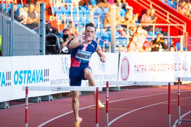 OSTRAVA, CZECH Cumhuriyet, EYLÜL. - Sekiz. 2020: Karsten Warholm, 400 metre engelli koşularda yarışan Norveçli atlet. Profesyonel atlet dünya rekoru kırmaya çalışırken