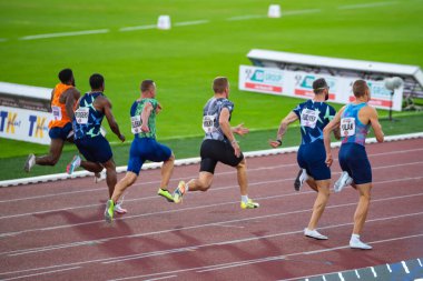 OSTRAVA, CZECH Cumhuriyet, EYLÜL. - Sekiz. 2020: Koşu yarışı, profesyonel koşu yarışı, pistte atletler. Tokyo 2021 Yaz Olimpiyatları için orjinal duvar kâğıdı