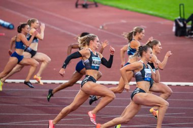 OSTRAVA, CZECH Cumhuriyet, EYLÜL. - Sekiz. 2020: Koşu yarışı, profesyonel koşu yarışı, pistte atletler. Tokyo 2021 Yaz Olimpiyatları için orjinal duvar kâğıdı