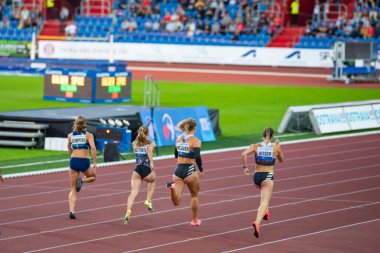 OSTRAVA, CZECH Cumhuriyet, EYLÜL. - Sekiz. 2020: Koşu yarışı, profesyonel koşu yarışı, pistte atletler. Tokyo 2021 Yaz Olimpiyatları için orjinal duvar kâğıdı
