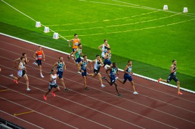 OSTRAVA, CZECH Cumhuriyet, EYLÜL. - Sekiz. 2020: Koşu ve saha yarışı, profesyonel atletizm sporcuları. 800 metre yarışı. Tokyo 2021 Yaz Olimpiyatları için hazırlık