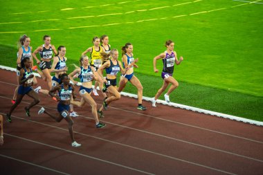 OSTRAVA, CZECH Cumhuriyet, EYLÜL. - Sekiz. 2020: Profesyonel orta mesafe atletizm bayan yarışı. 1500 metre. Tokyo 2021 Yaz Olimpiyatları için orjinal duvar kâğıdı