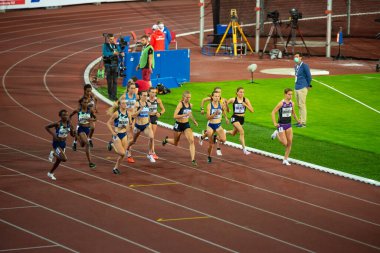 OSTRAVA, CZECH Cumhuriyet, EYLÜL. - Sekiz. 2020: Profesyonel orta mesafe atletizm bayan yarışı. 1500 metre. Tokyo 2021 Yaz Olimpiyatları için orjinal duvar kâğıdı