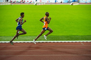 OSTRAVA, CZECH Cumhuriyet, EYLÜL. - Sekiz. 2020: Selemon Barega ve Jacob Kiplimo 5000 metre profesyonel atletizm yarışında uzun mesafe koşucusu, Tokyo 2021 Olimpiyat Oyununa hazırlık