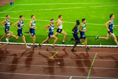 OSTRAVA, CZECH Cumhuriyet, EYLÜL. - Sekiz. 2020: Profesyonel Koşu Yarışı. Atletizm pistinde 1500 metre yarışında bir atlet. Jakob Ingebrigtsen lider. Olimpiyat oyunu için hazırlık Tokyo 2021
