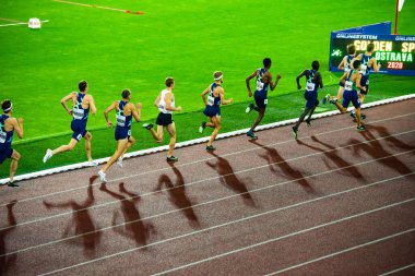 OSTRAVA, CZECH Cumhuriyet, EYLÜL. - Sekiz. 2020: Profesyonel Koşu Yarışı. Atletizm pistinde 1500 metre yarışında bir atlet. Jakob Ingebrigtsen lider. Olimpiyat oyunu için hazırlık Tokyo 2021