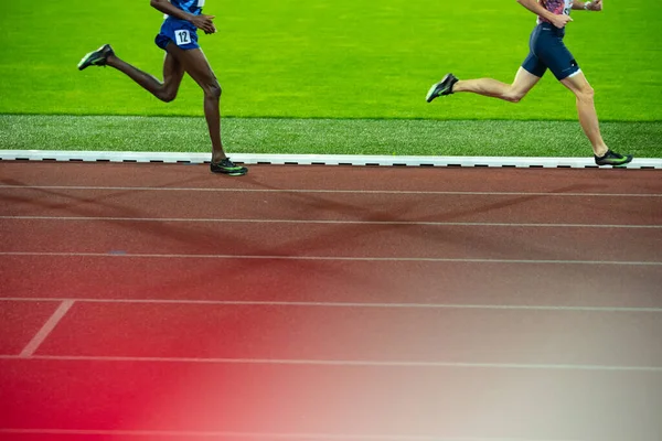 奥斯特里瓦 2020年 职业运动员穿着有争议的耐克跑鞋参加田径比赛 空气放大胜利与耐克蜻蜓蜘蛛 — 图库照片