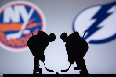 TORONTO, CANADA, Eylül. On bir. 2020: NHL Stanley Kupası Final, New York Adalıları Tampa Bay Lightning 'e karşı. Siluet fotoğraf, kupa. Büyük ekranda arkaplan logosu