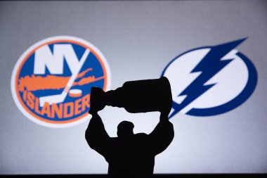 TORONTO, CANADA, Eylül. On bir. 2020: NHL Stanley Kupası Final, New York Adalıları Tampa Bay Lightning 'e karşı. Siluet fotoğraf, kupa. Büyük ekranda arkaplan logosu