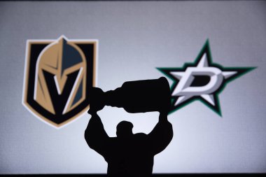 TORONTO, CANADA, Eylül. On bir. 2020: NHL Stanley Kupası final maçı, Vegas Altın Şövalyeleri Dallas Starları 'na karşı. Siluet fotoğraf, kupa. Büyük ekranda arkaplan logosu