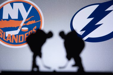 TORONTO, CANADA, Eylül. On bir. 2020: NHL Stanley Kupası Final, New York Adalıları Tampa Bay Lightning 'e karşı. Siluet fotoğraf, kupa. Büyük ekranda arkaplan logosu