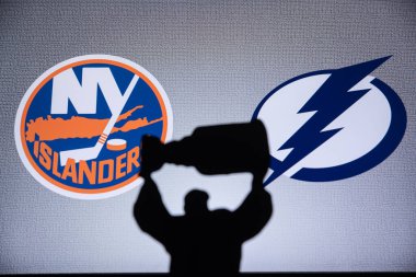 TORONTO, CANADA, Eylül. On bir. 2020: NHL Stanley Kupası Final, New York Adalıları Tampa Bay Lightning 'e karşı. Siluet fotoğraf, kupa. Büyük ekranda arkaplan logosu
