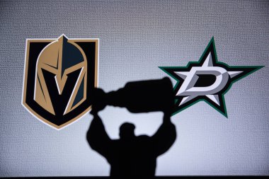 TORONTO, CANADA, Eylül. On bir. 2020: NHL Stanley Kupası final maçı, Vegas Altın Şövalyeleri Dallas Starları 'na karşı. Siluet fotoğraf, kupa. Büyük ekranda arkaplan logosu