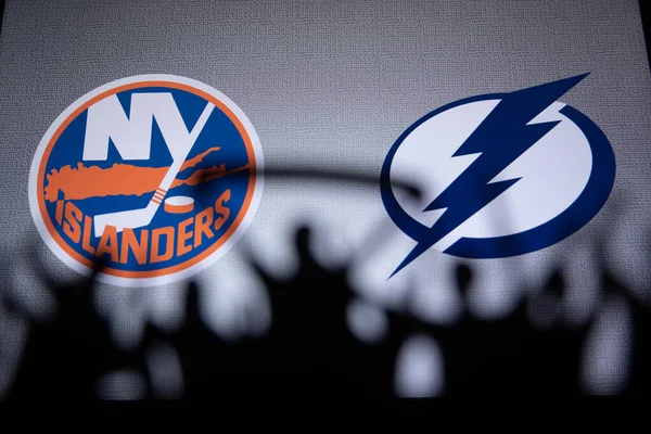 TORONTO, CANADA, Eylül. On bir. 2020: NHL Stanley Kupası Final, New York Adalıları Tampa Bay Lightning 'e karşı. Siluet fotoğraf, kupa. Büyük ekranda arkaplan logosu