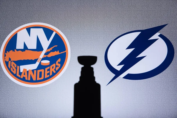 TORONTO, CANADA, Eylül. On bir. 2020: NHL Stanley Kupası Final, New York Adalıları Tampa Bay Lightning 'e karşı. Siluet fotoğraf, kupa. Büyük ekranda arkaplan logosu