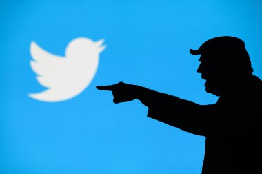 New York, ABD, 25 Eylül 2020 Donald Trump Twitter 'a karşı. Sinirli Amerikan Başkanı 'nın silueti Çin sosyal ağıyla çelişiyor. Arkadaki mavi ekranda şirketin logosu