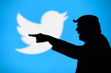 New York, ABD, 25 Eylül 2020 Donald Trump Twitter 'a karşı. Sinirli Amerikan Başkanı 'nın silueti Çin sosyal ağıyla çelişiyor. Arkadaki mavi ekranda şirketin logosu