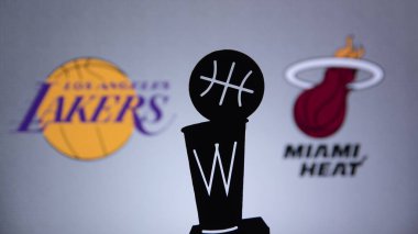Orlando, ABD. - Eylül 'de. 19: NBA Finali 2020, Los Angeles Lakers Miami Heat 'e karşı. Bubble 'da Covid Sezon finali. NBA Kupası 'nın silueti. Arka planda NBA Finalistlerinin logoları var.